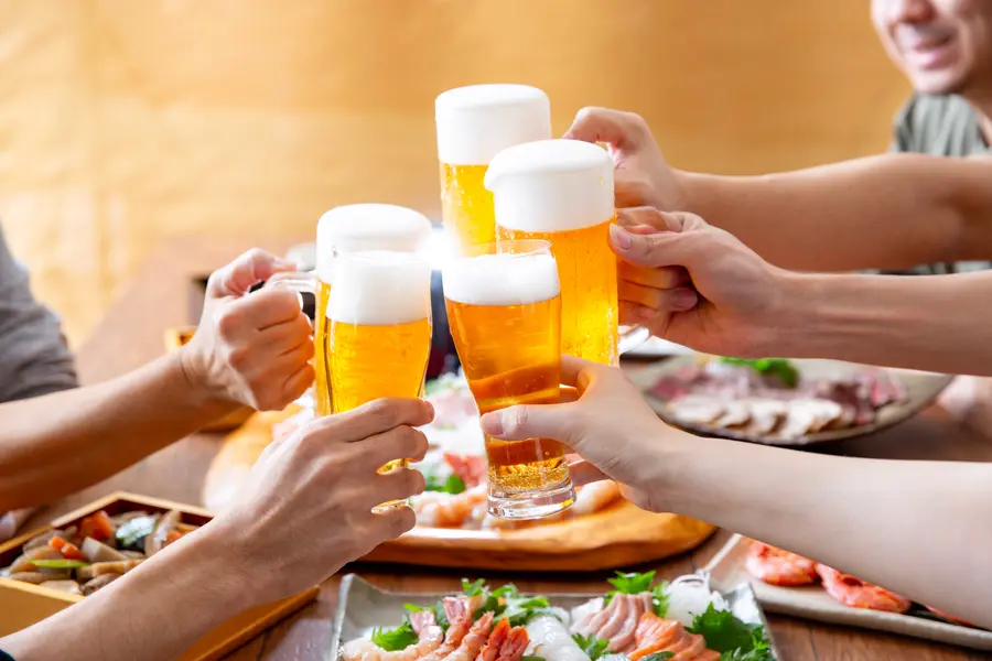 居酒屋で乾杯をする風景