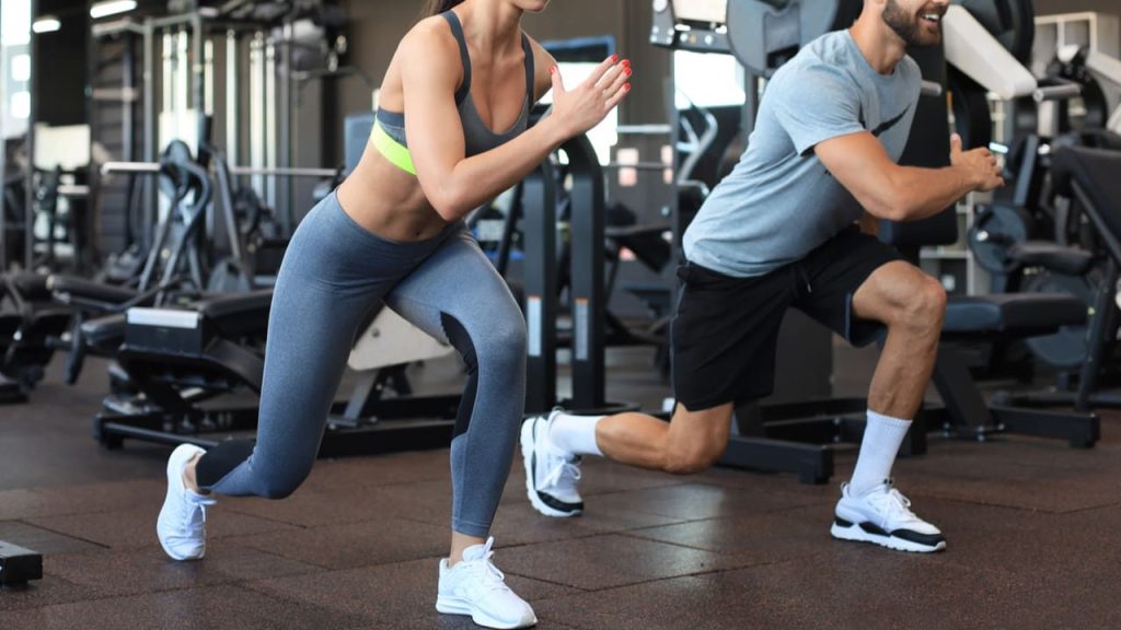 トレーニングをする男性と女性